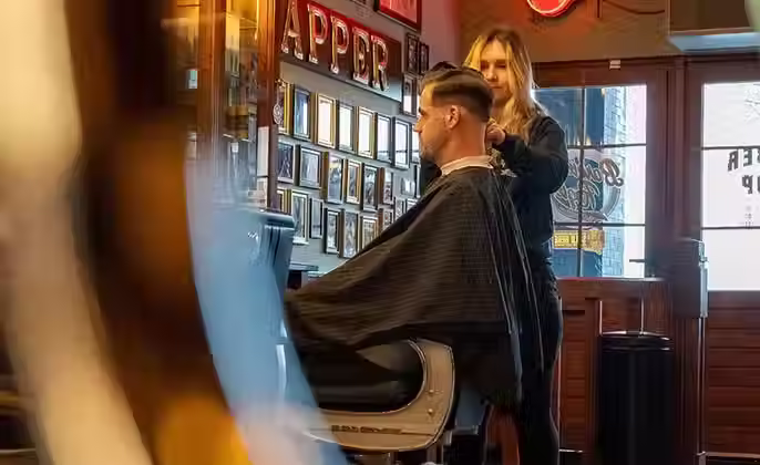 Kapster Barbier Rogier helpt klant