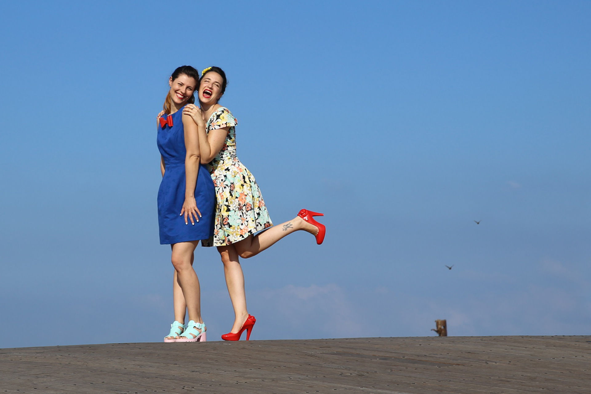 Schwarze Tasse mit dem Wort "Hustle" .