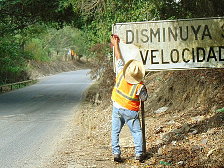 Tihuatlan: "GRAFITI INUNDA SEÑALES DE VIALIDAD EN CARRETERA Y ACCESOS A TIHUATLÁN"