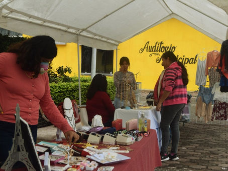Tihuatlan: "MUJERES EMPRENDEDORAS EN TIHUATLÁN REALIZAN UN GRAN ESFUERZO PARA COSTEAR SUS ESTUDIOS"