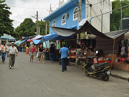 Tihuatlan: "COMERCIANTES INVADEN BANQUETA Y CALLE EN TIHUATLÁN"