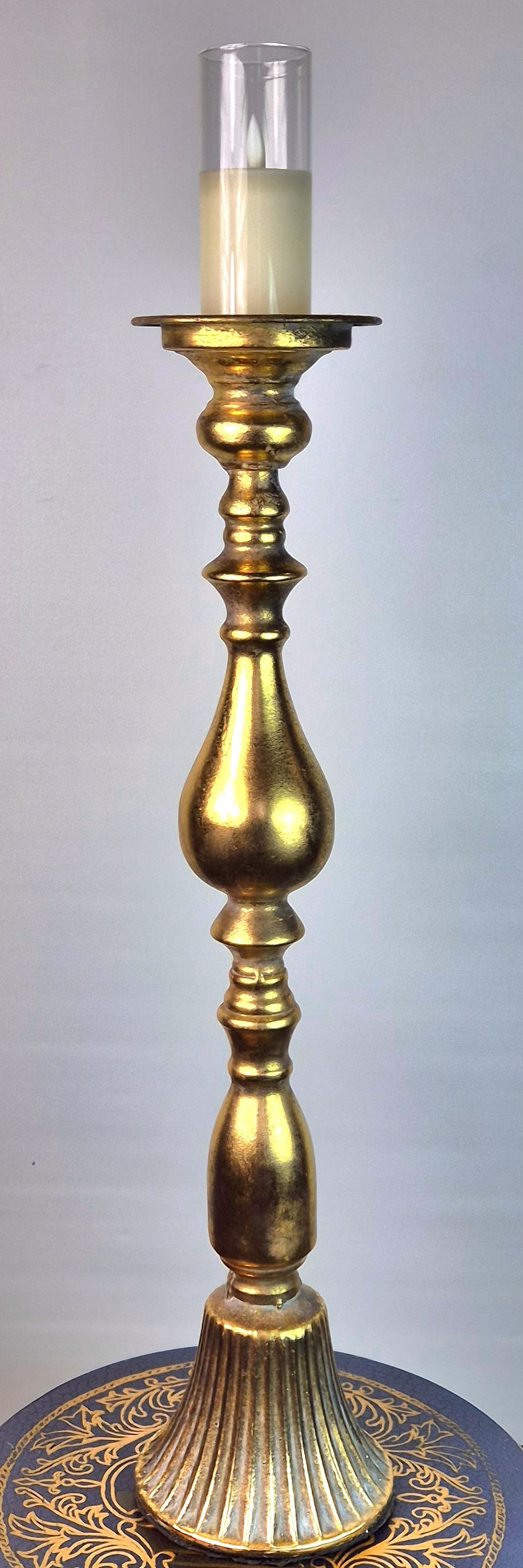 Miniatura: Metalowy świecznik w kolorze złotym – wysoka dekoracja - 57 cm