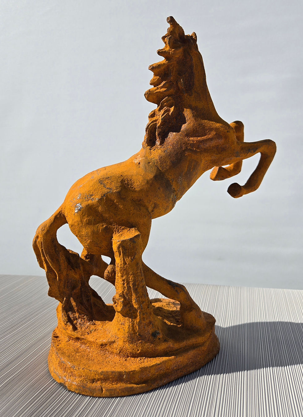 Miniatura: Żeliwna figura konia – Wyjątkowa ozdoba domu i ogrodu