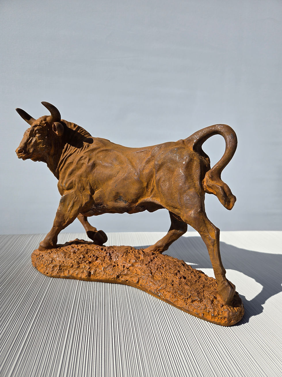 Miniatura: Żeliwna figura byka – Elegancka ozdoba domu i ogrodu