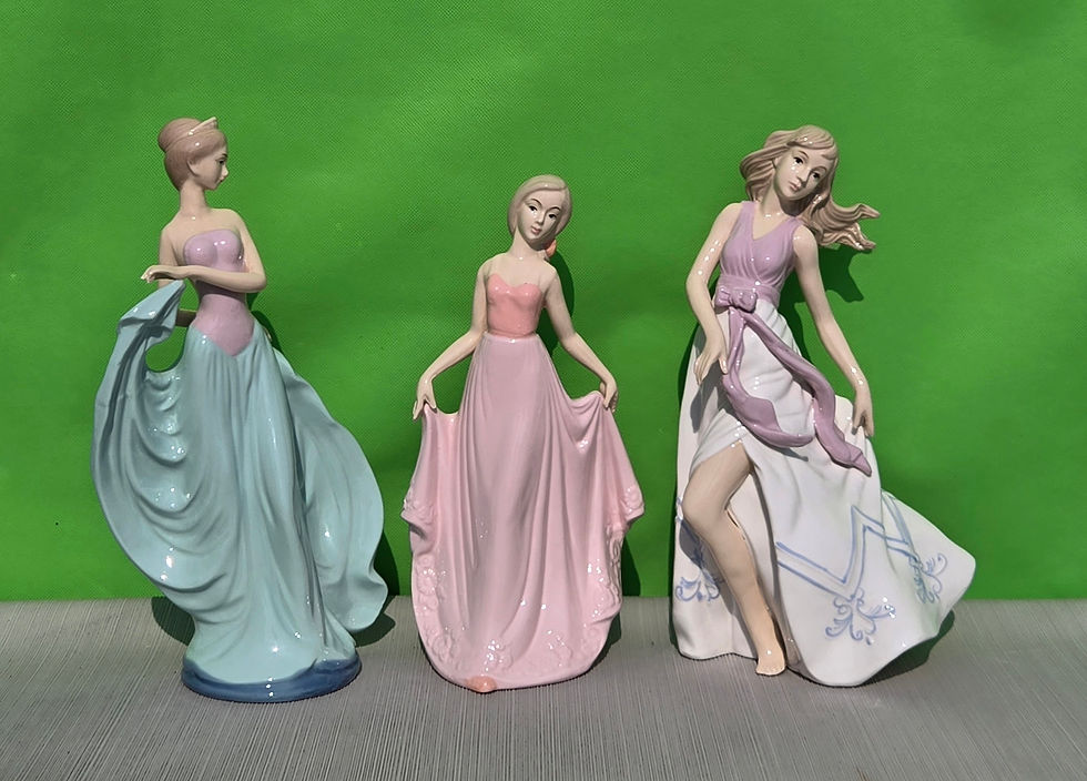 Miniatura: Figurka porcelanowa - "Dama w zielono-różowej sukience”