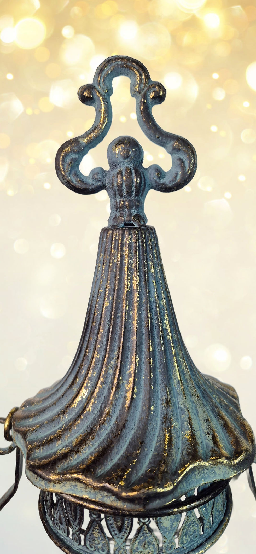 Miniatura: Stylowy metalowy lampion w antycznym stylu – elegancka dekoracja