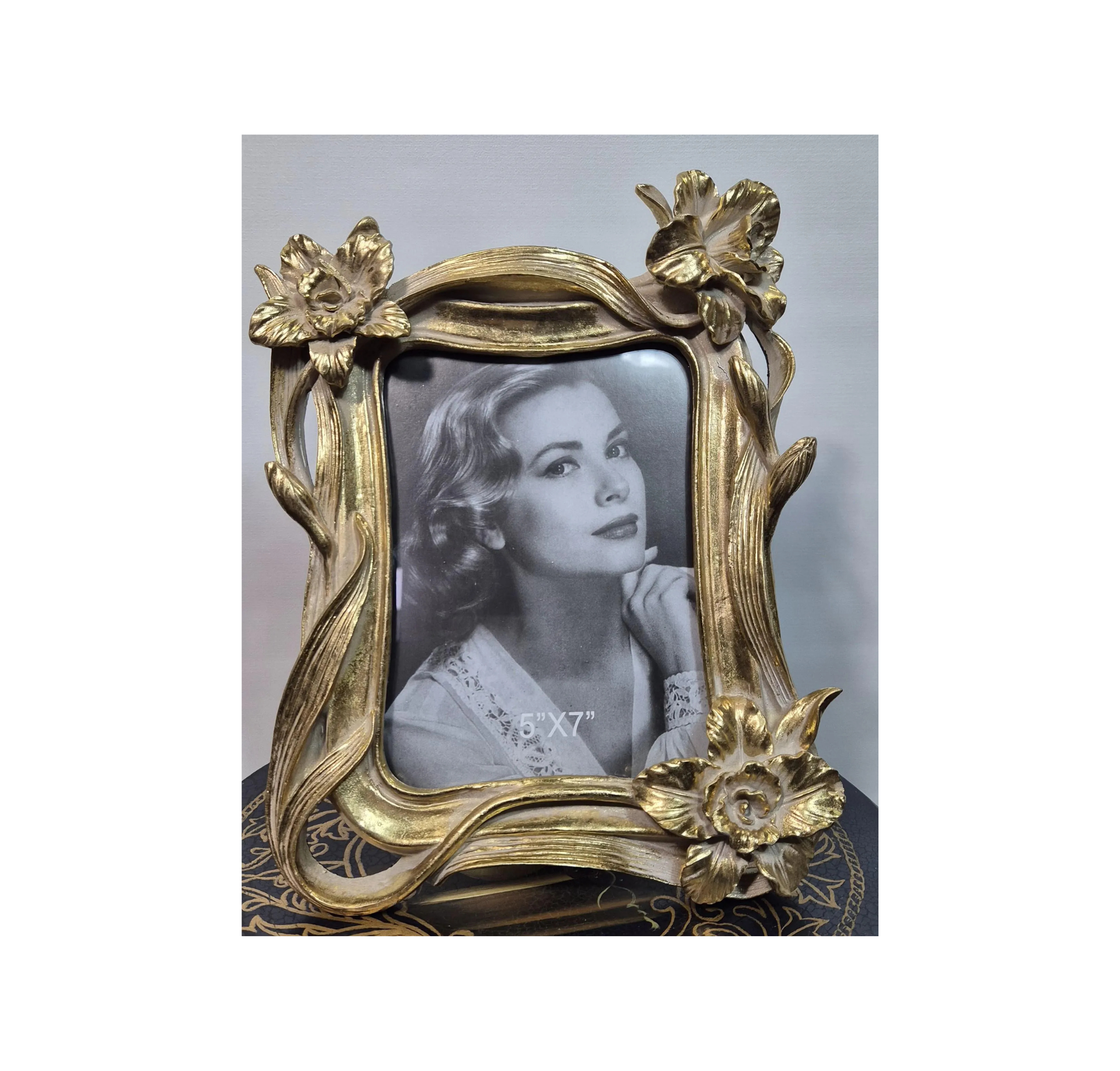 Barokowa ramka na zdjęcia z kwiatowym wzorem w kolorze antycznego złota