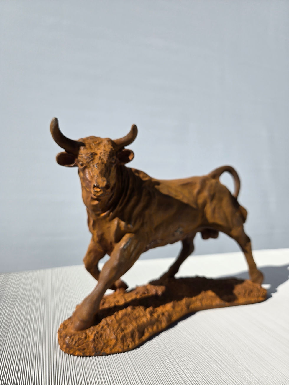 Miniatura: Żeliwna figura byka – Elegancka ozdoba domu i ogrodu