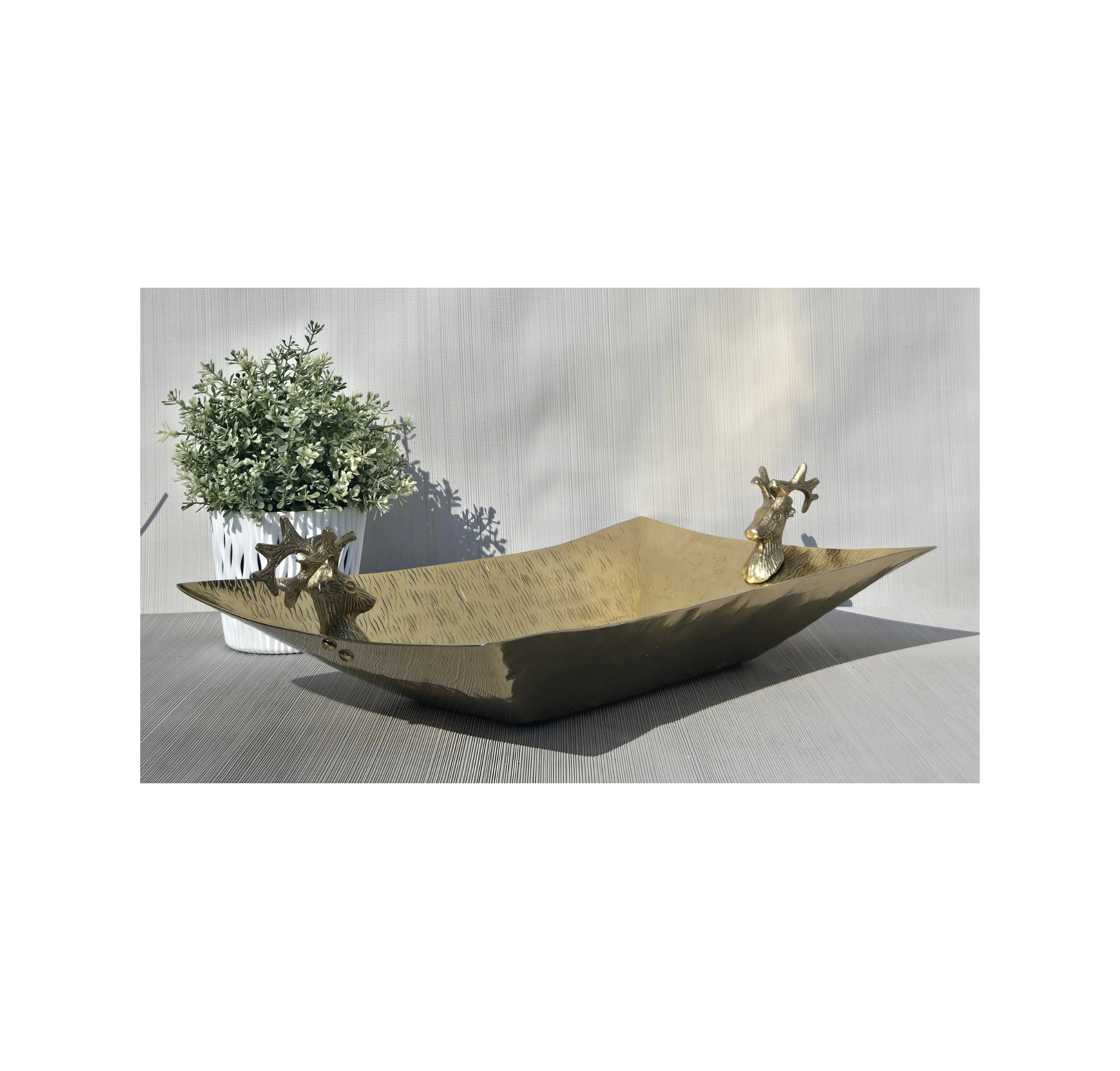 Złota Patera z Głowami Jelenia – Wyjątkowa Dekoracja Stołu