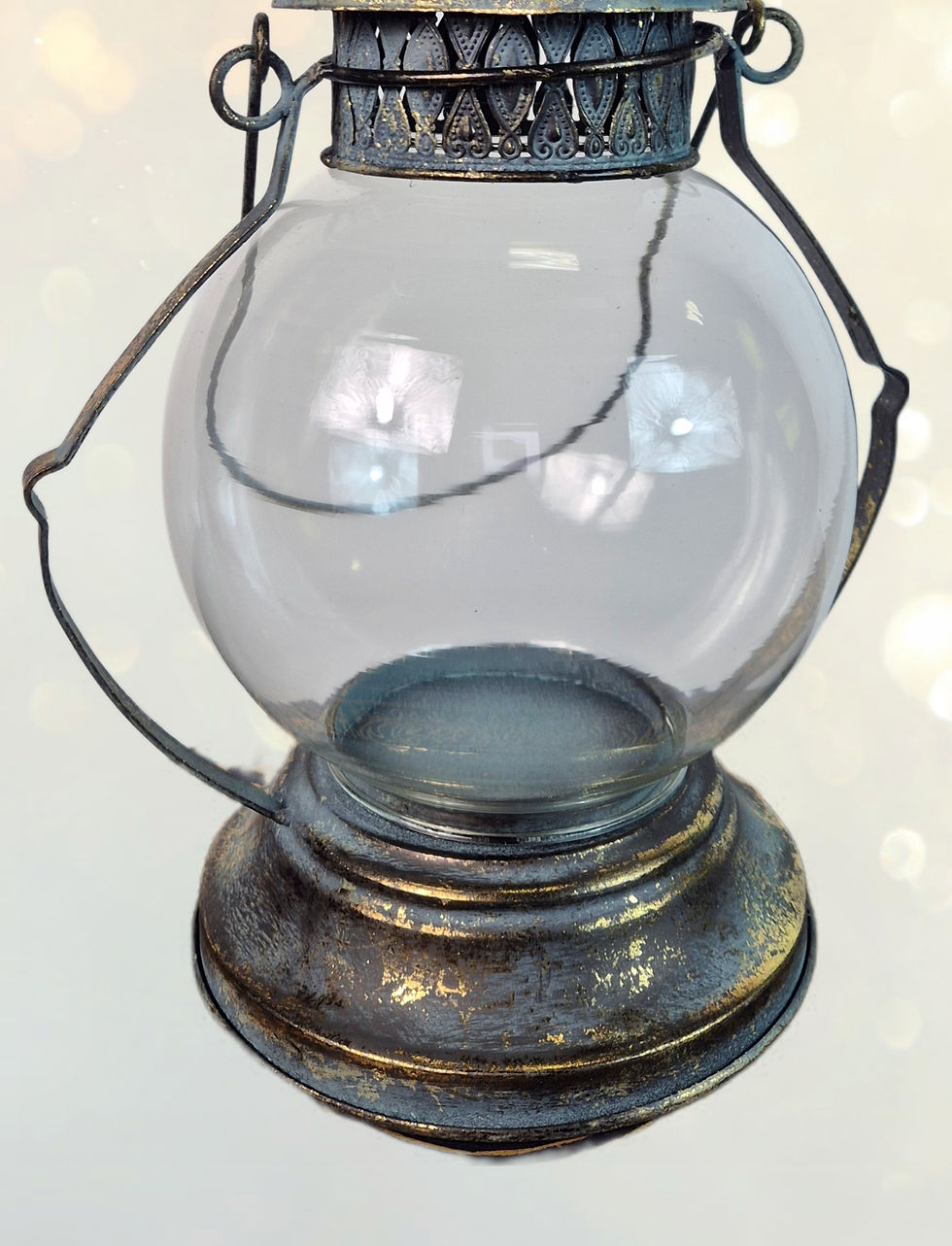 Miniatura: Stylowy metalowy lampion w antycznym stylu – elegancka dekoracja