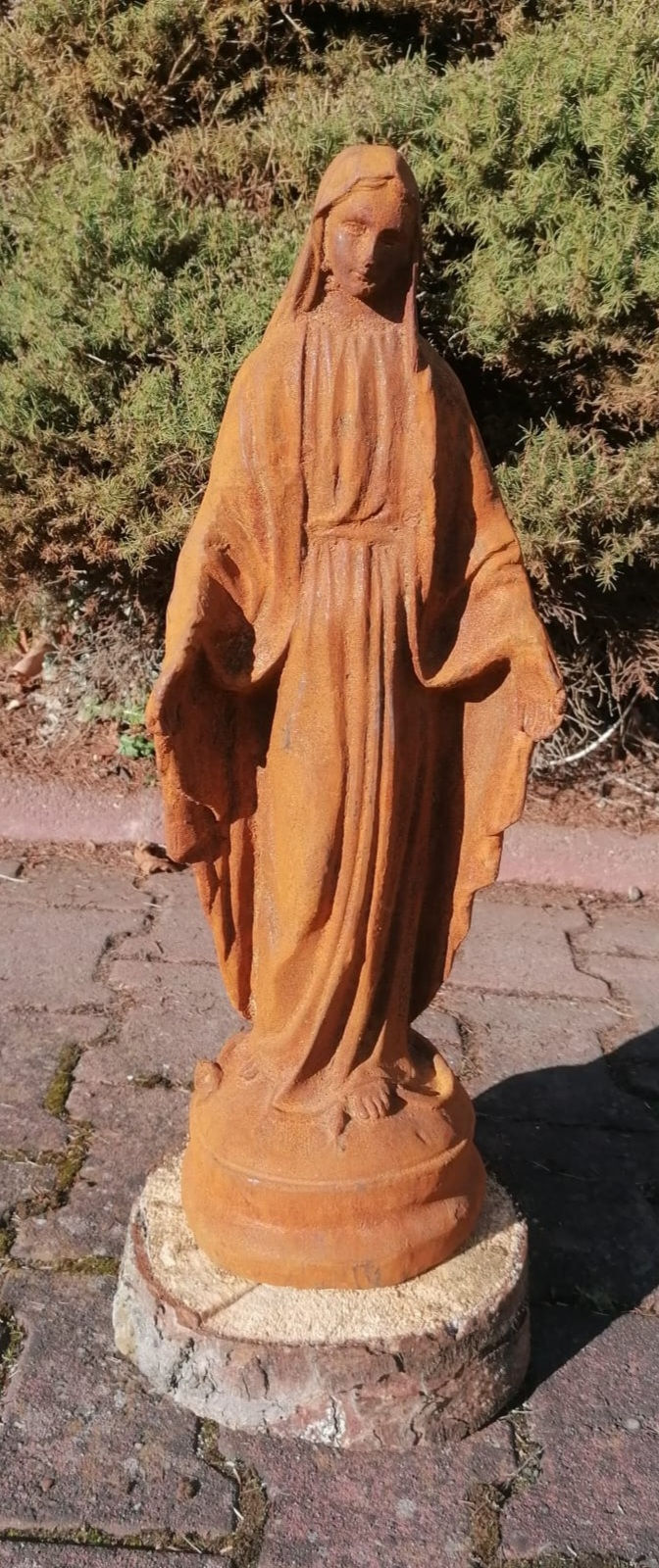 Miniatura: Żeliwna figura Madonny – Elegancka dekoracja