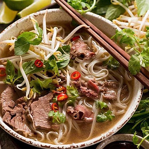 13 PHO BO (Sopa de Vietnam con ternera mixta)