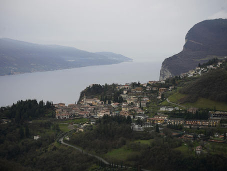 pequena cidada à margem do lago di garda e suas montanhas ao redor
