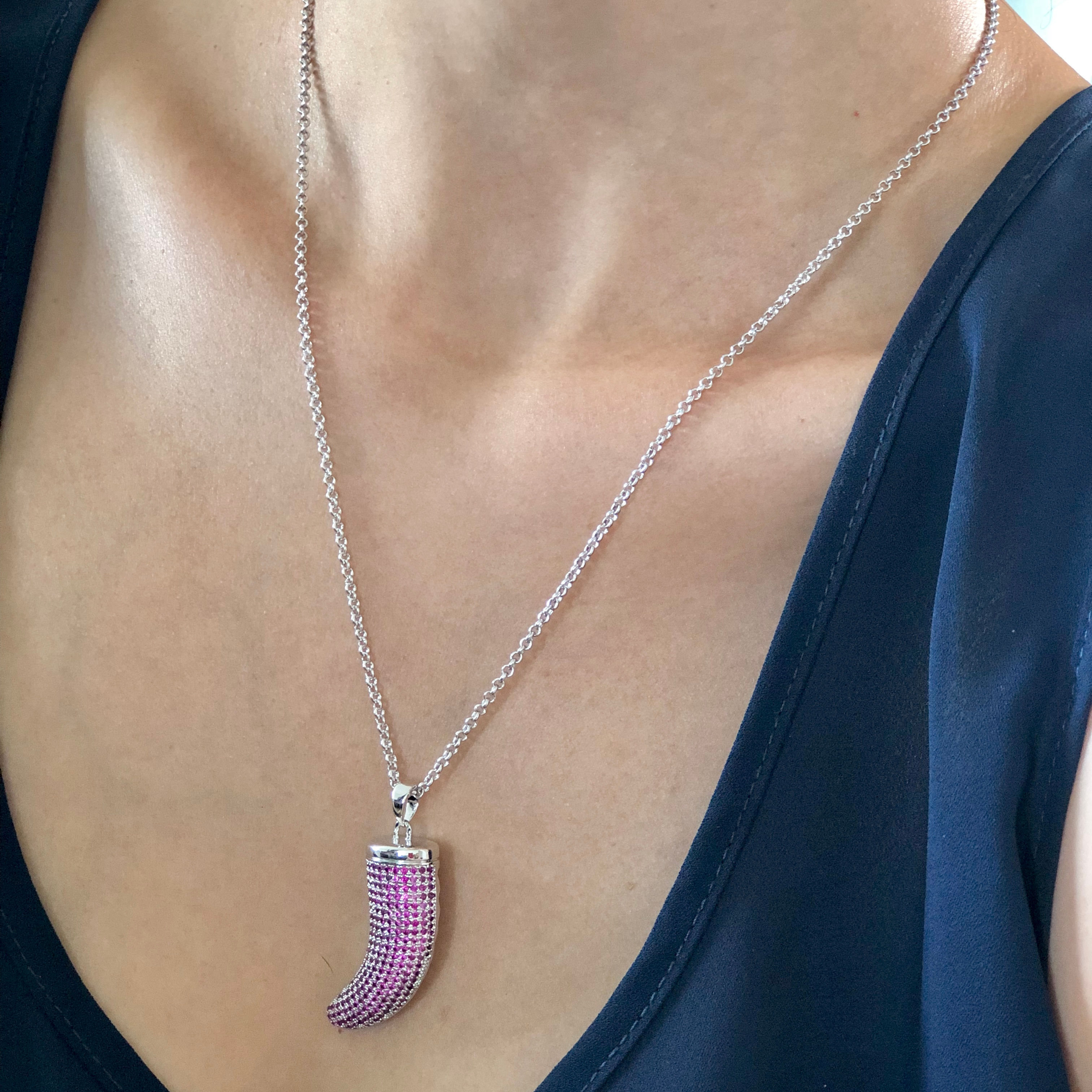 Colar semijoia banhada em ródio com pimenta de zircônias