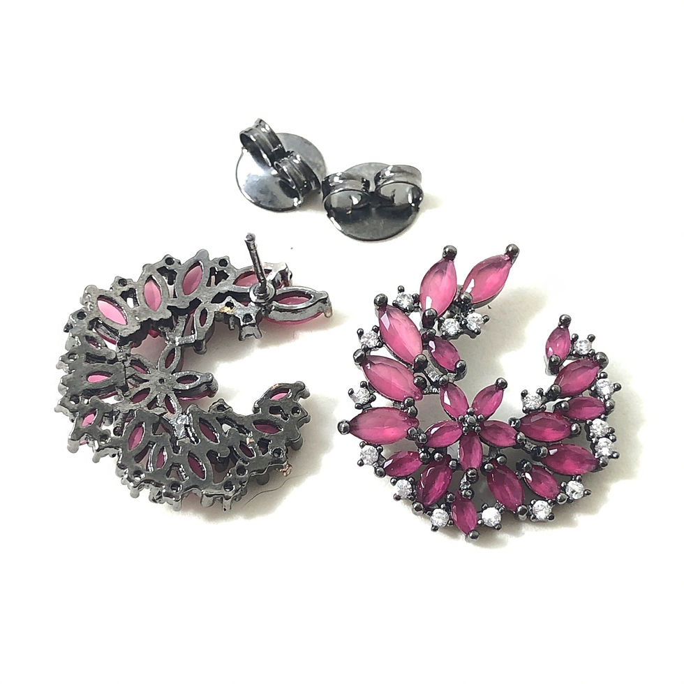 Miniatura: Brinco semijoia banhada em ródio negro com flores de zircônias vermelhas