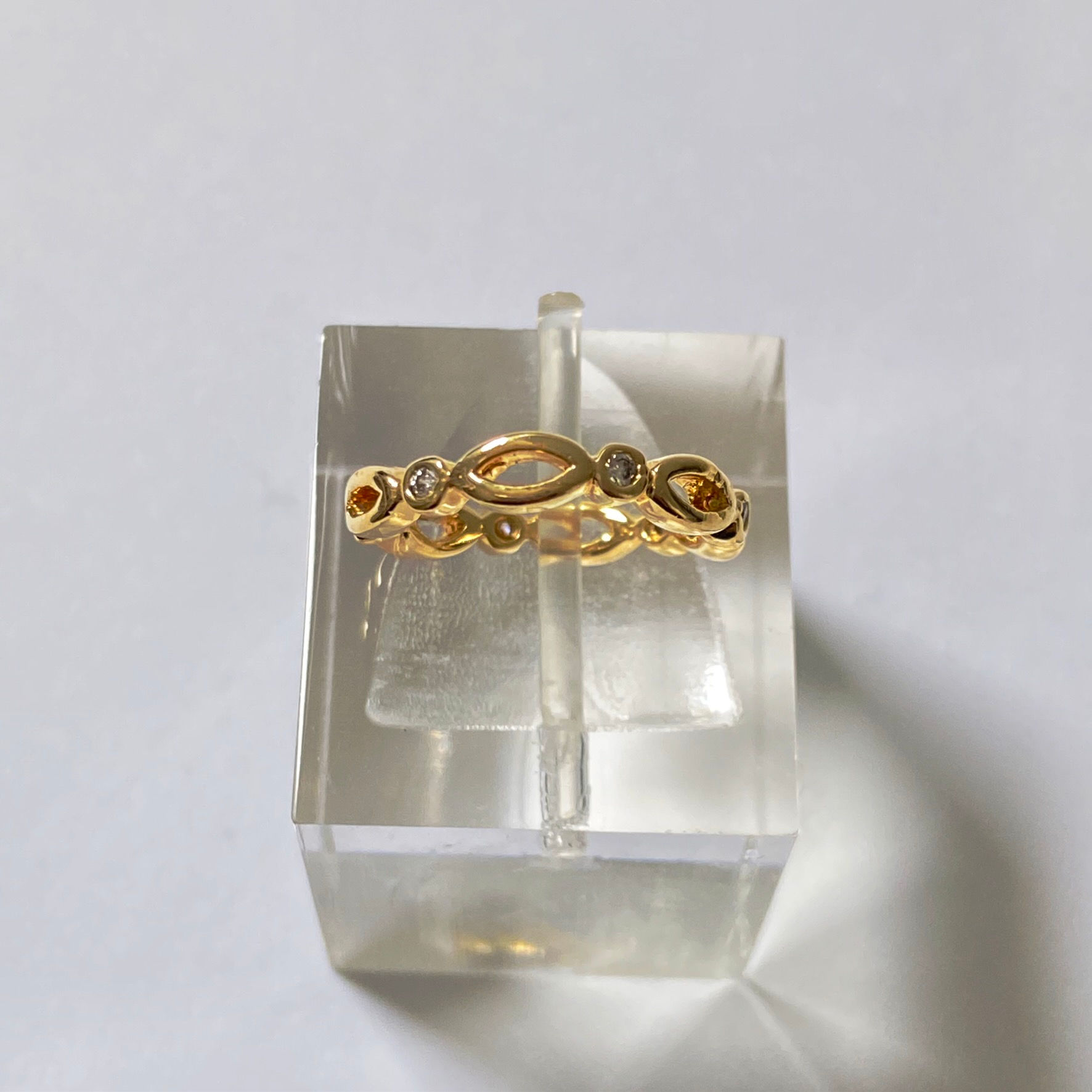 Anel semijoia banhada a ouro com detalhes vazados e zircônias