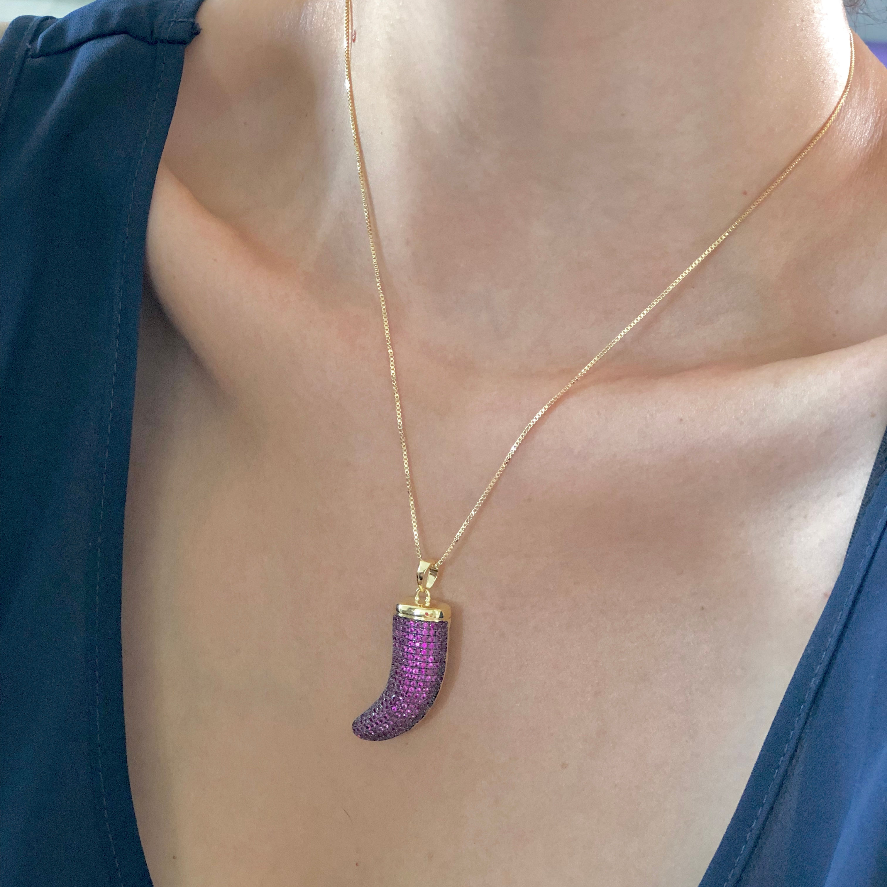 Colar semijoia banhada a ouro com pimenta formado por zircônias