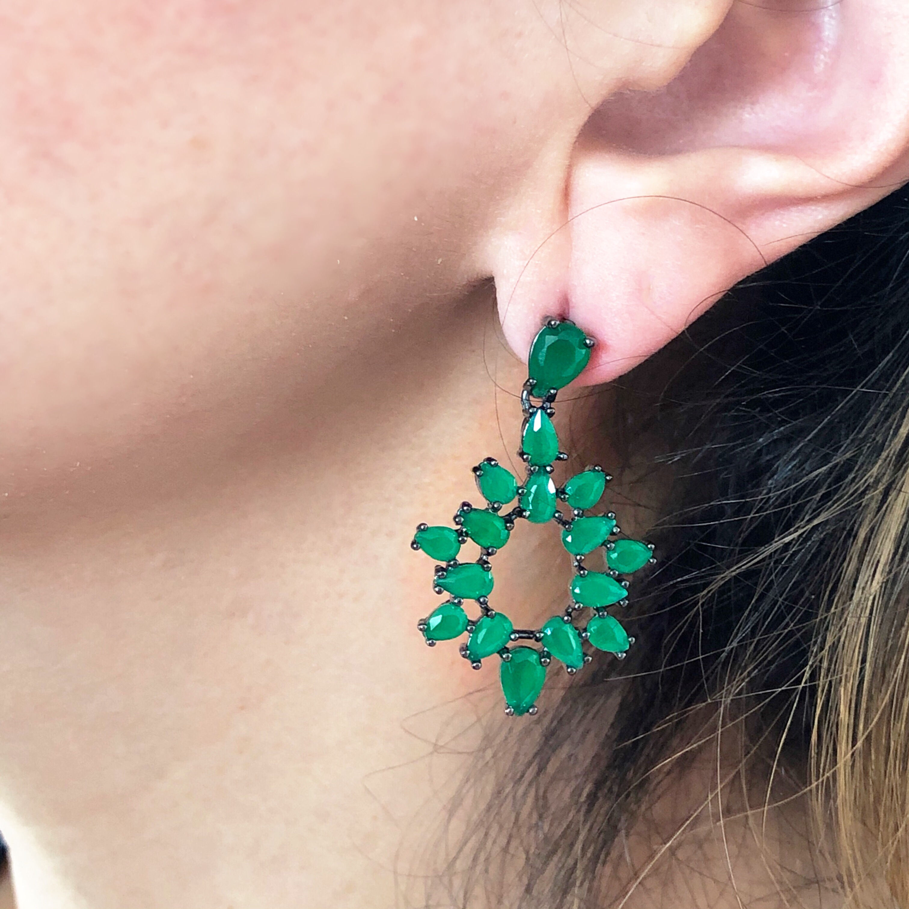 Brinco semijoia banhada em ródio negro com zircônias verdes