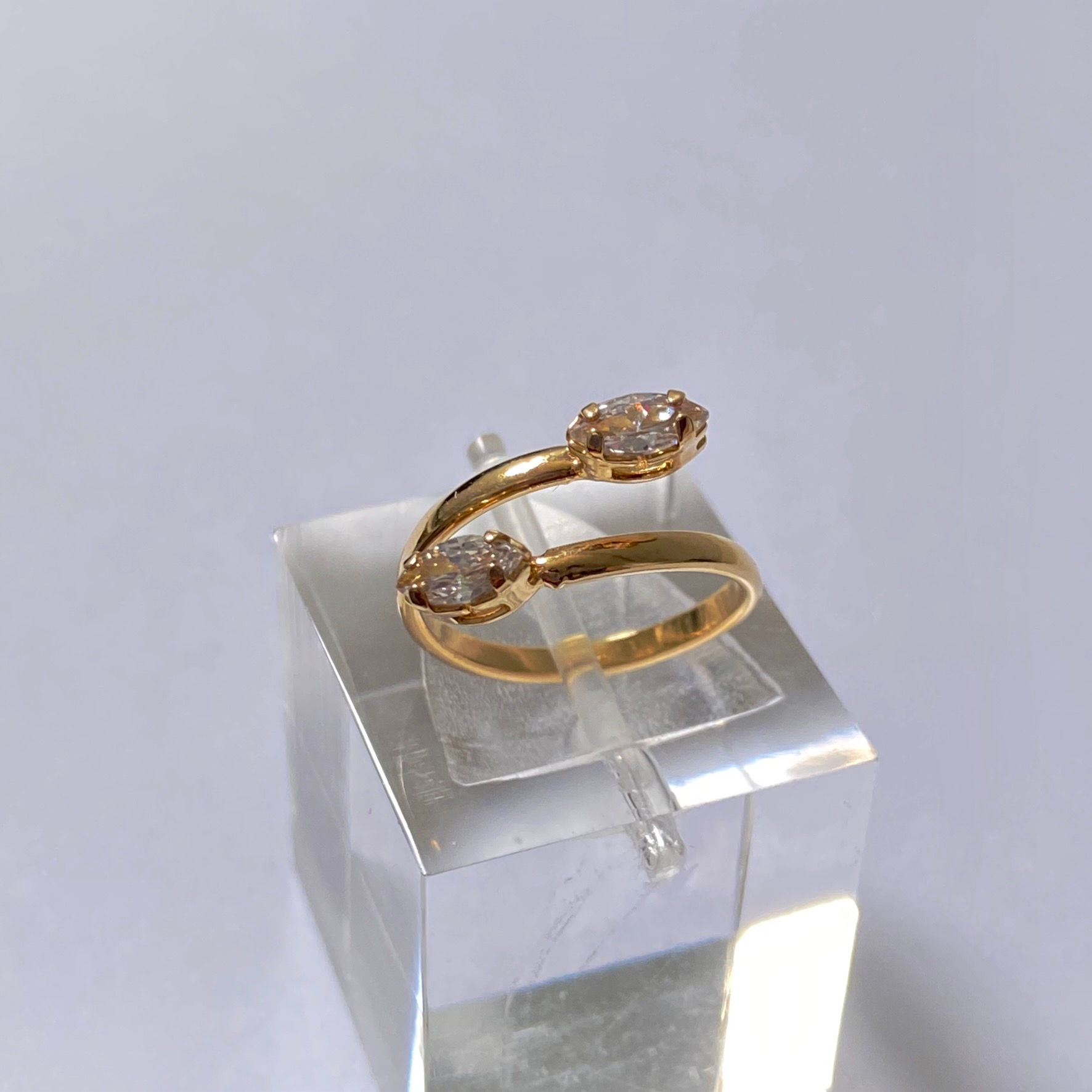 Anel semijoia banhado a ouro com navetes de zircônia. Tamanho regulável