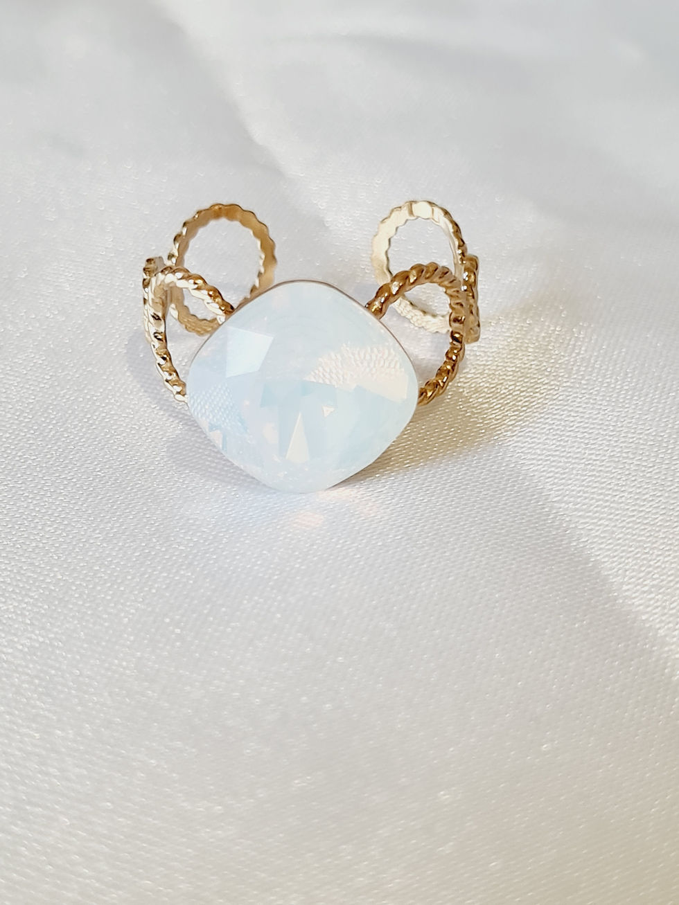 Thumbnail: Bague dorée ajustable - anneau aux cercles striés et orné de cristaux