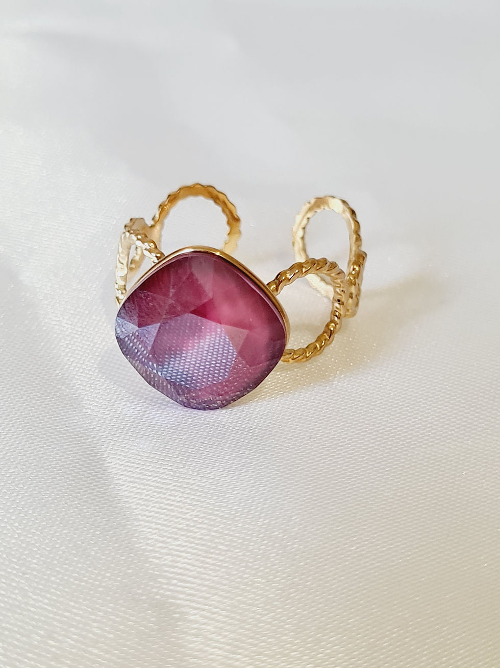 Thumbnail: Bague dorée ajustable - anneau aux cercles striés et orné de cristaux