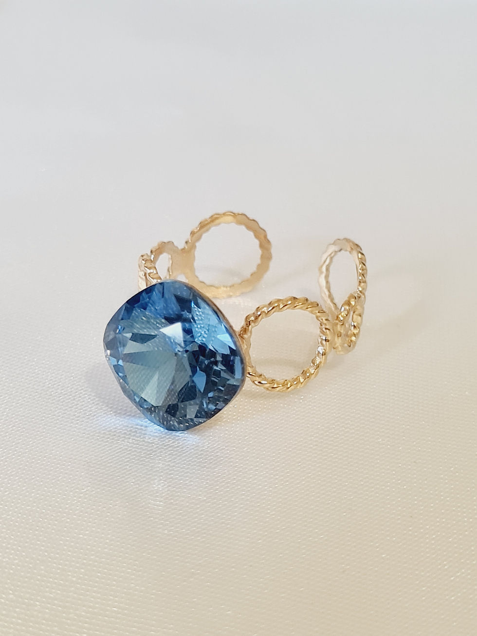 Thumbnail: Bague dorée ajustable - anneau aux cercles striés et orné de cristaux