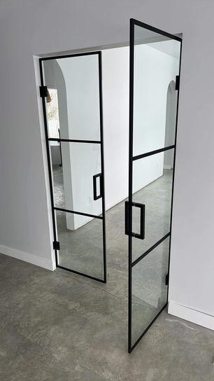 Double porte vitrée en sections avec poignées et cadre noir moderne et élégant