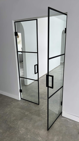 Double porte vitrée en sections avec poignées et cadre noir moderne et élégant