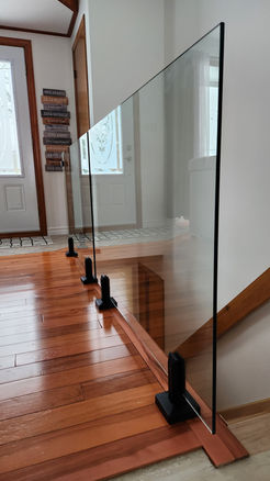 Garde-corps vitré sur plancher de bois lustré