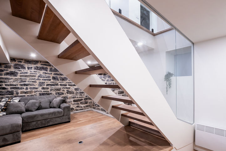 Combinaison de garde-corps et de mur en verre pour l'escalier du sous-sol