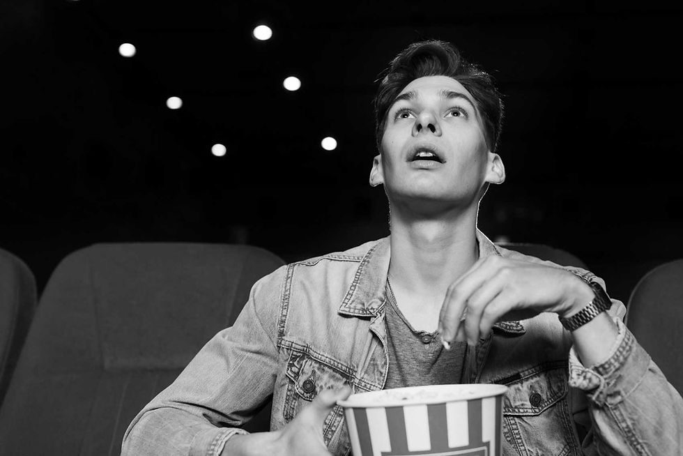 Un homme en train de manger des pop-corn