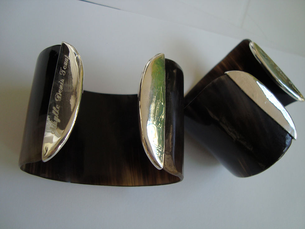 bracelets noirs et argent signes.jpg