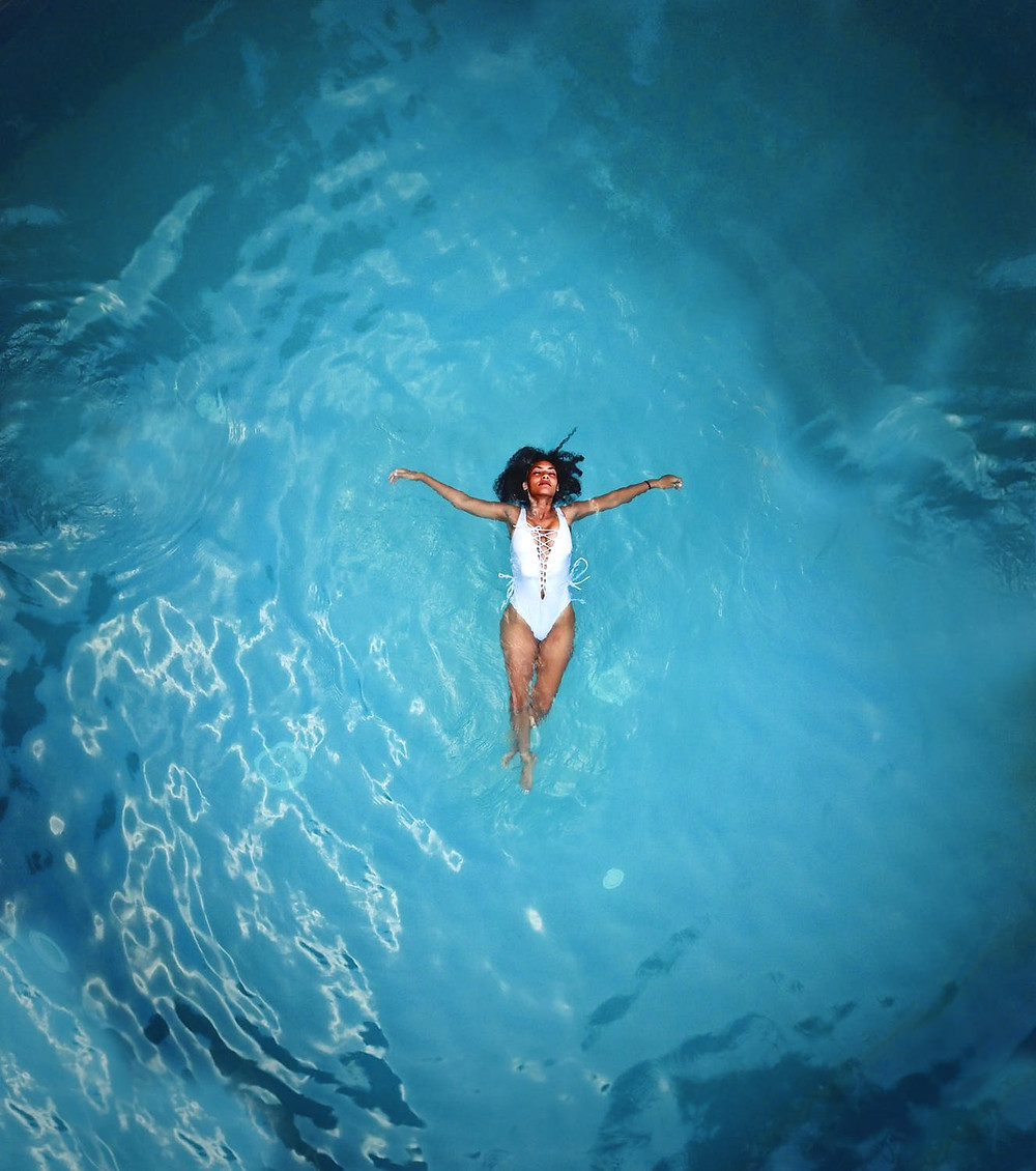 femme dans la mer bleue transparente