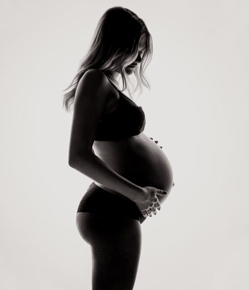 photo femme enceinte de profil noir et blanc