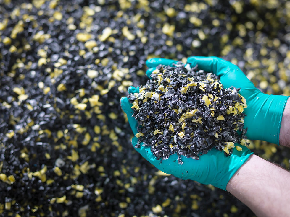 Zwei Hände in türkisen Schutzhandschuhen halten eine Probe recyceltes Kunststoffgranulat, Storytelling Marketing für die Entsorgungsbranche