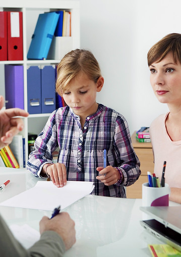 Mère et fille dans le bureau