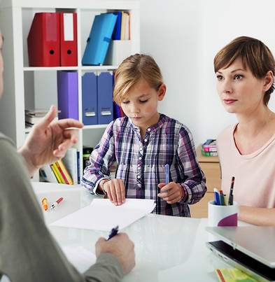 Mère et fille dans le bureau