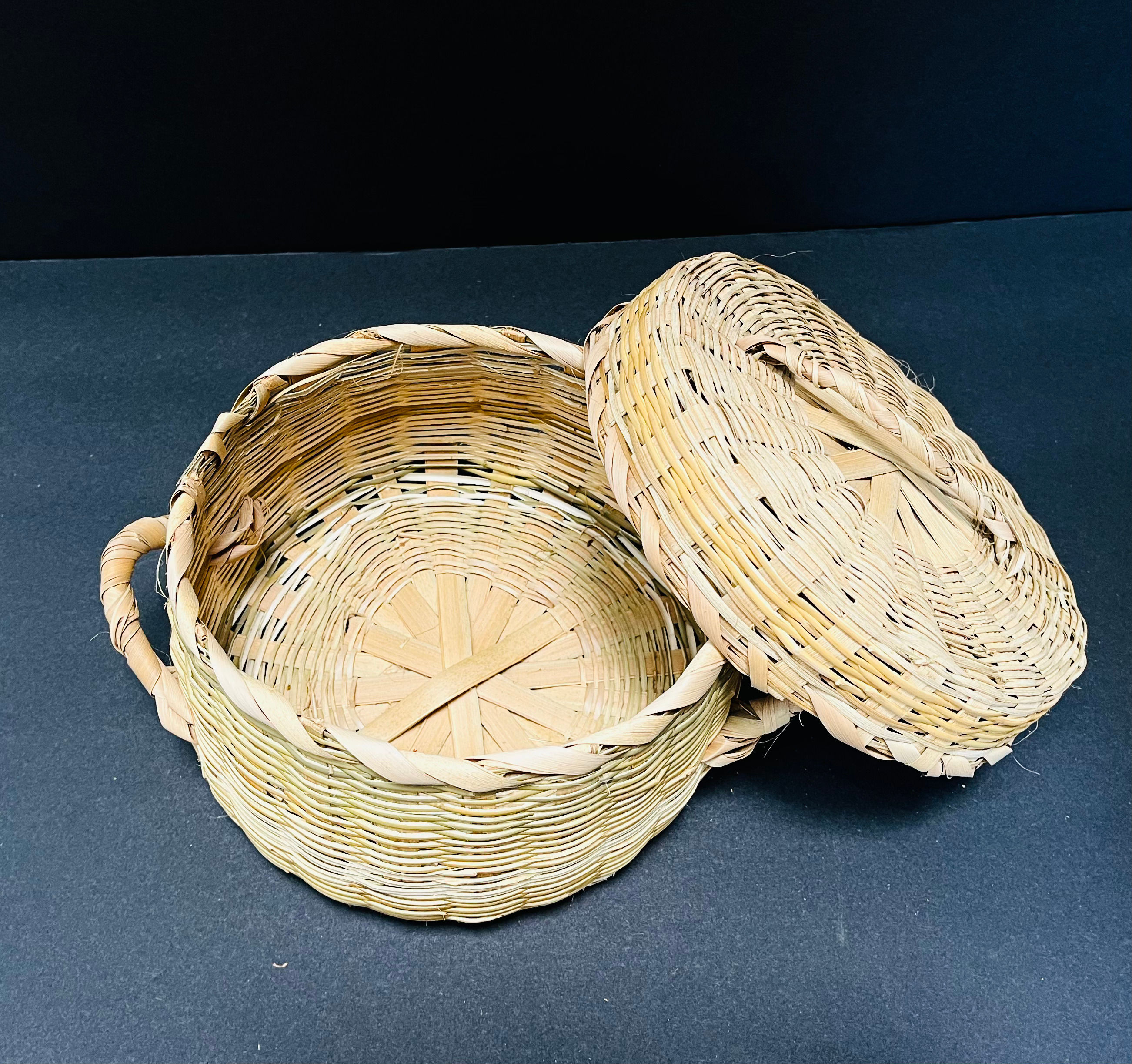 Canasta Tolupan de tamaño mediano con tapa. Donación sugerida $40