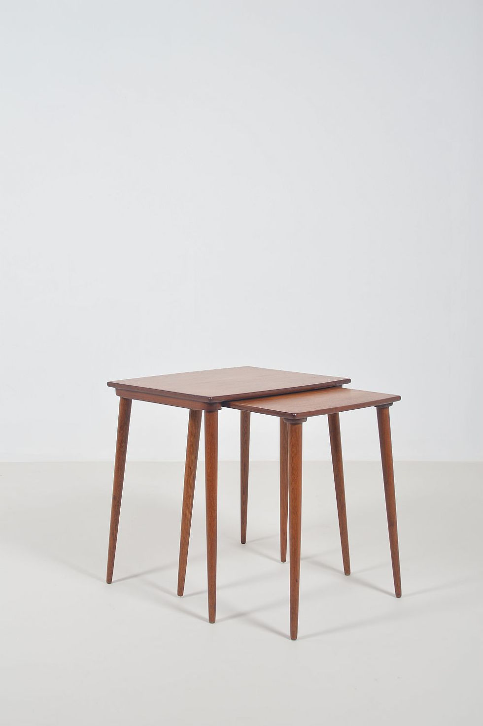 Set van 2 houten nesttafels, jaren '60