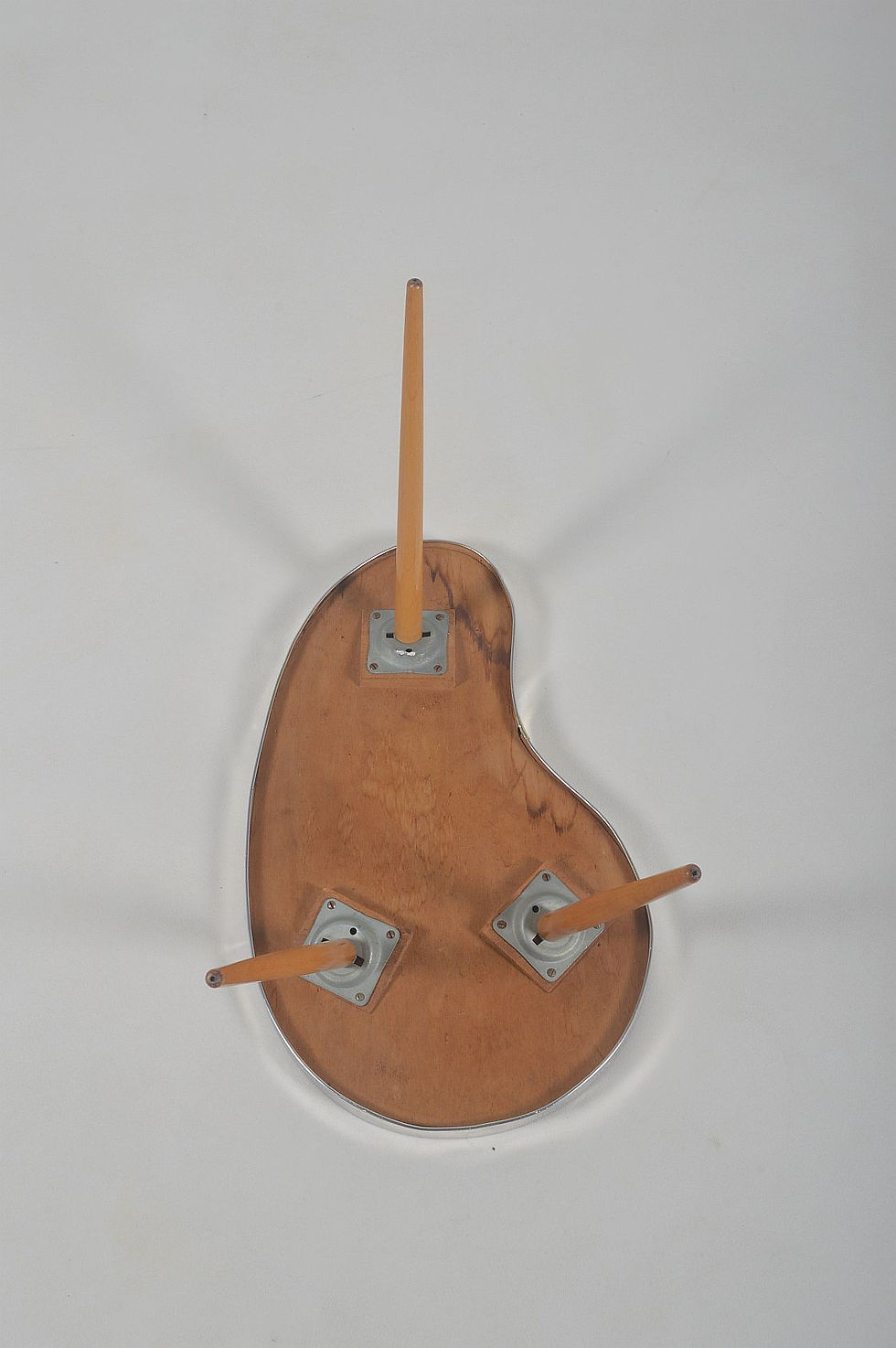 Thumbnail: Niervormige vintage bijzettafel met handgemaakt straalpatroon, jaren '60