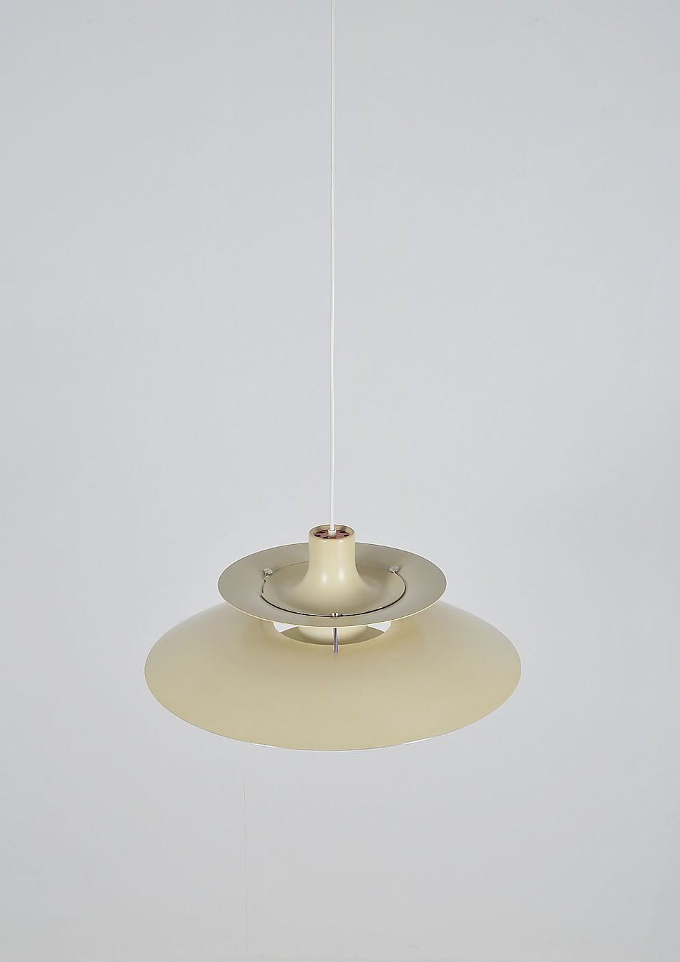 Thumbnail: Deense hanglamp 'PH5' ontworpen door Poul Henningsen voor Louis Poulsen