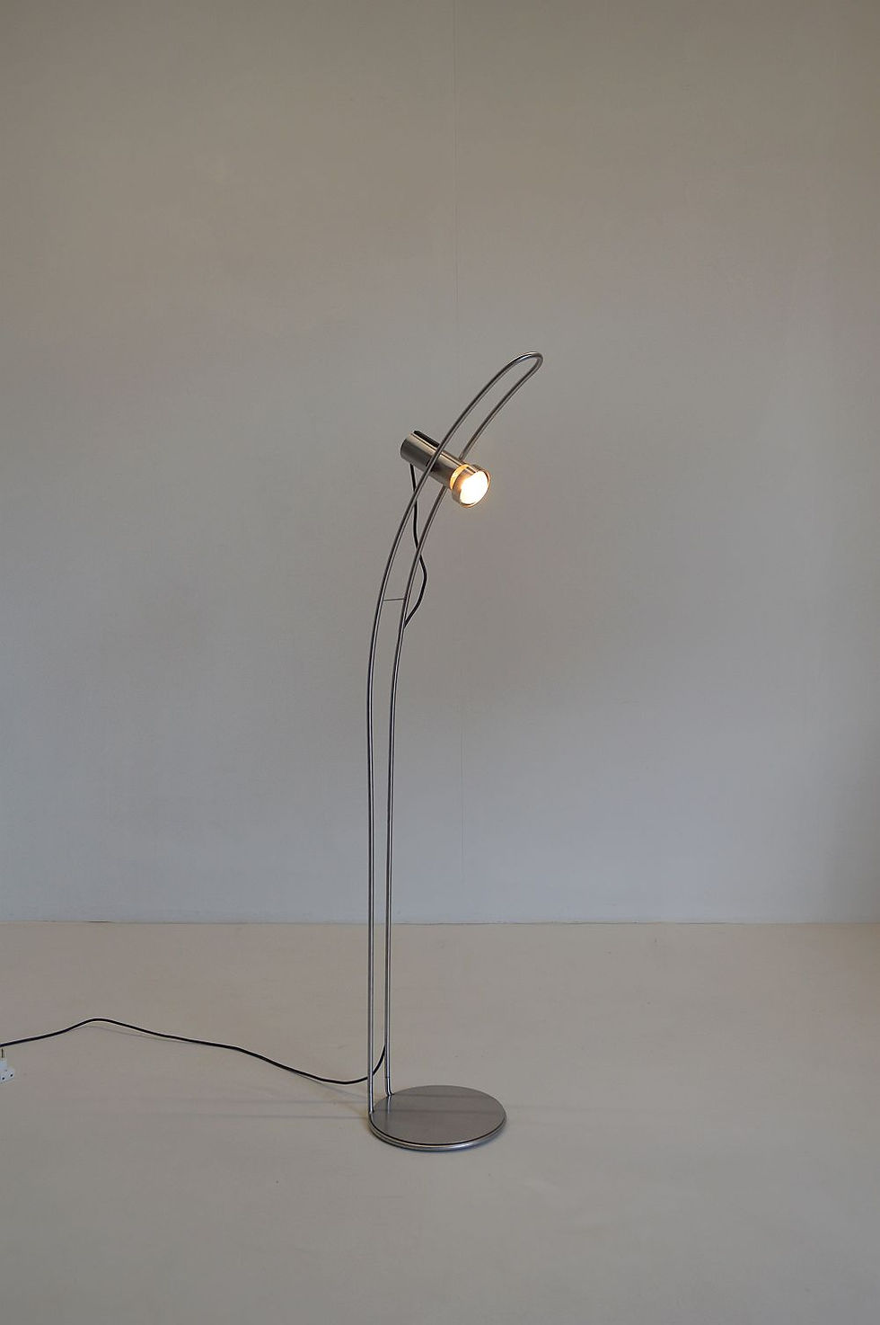 Thumbnail: Deense vloerlamp 'StringLine' ontworpen door Knud Holscher, 1976