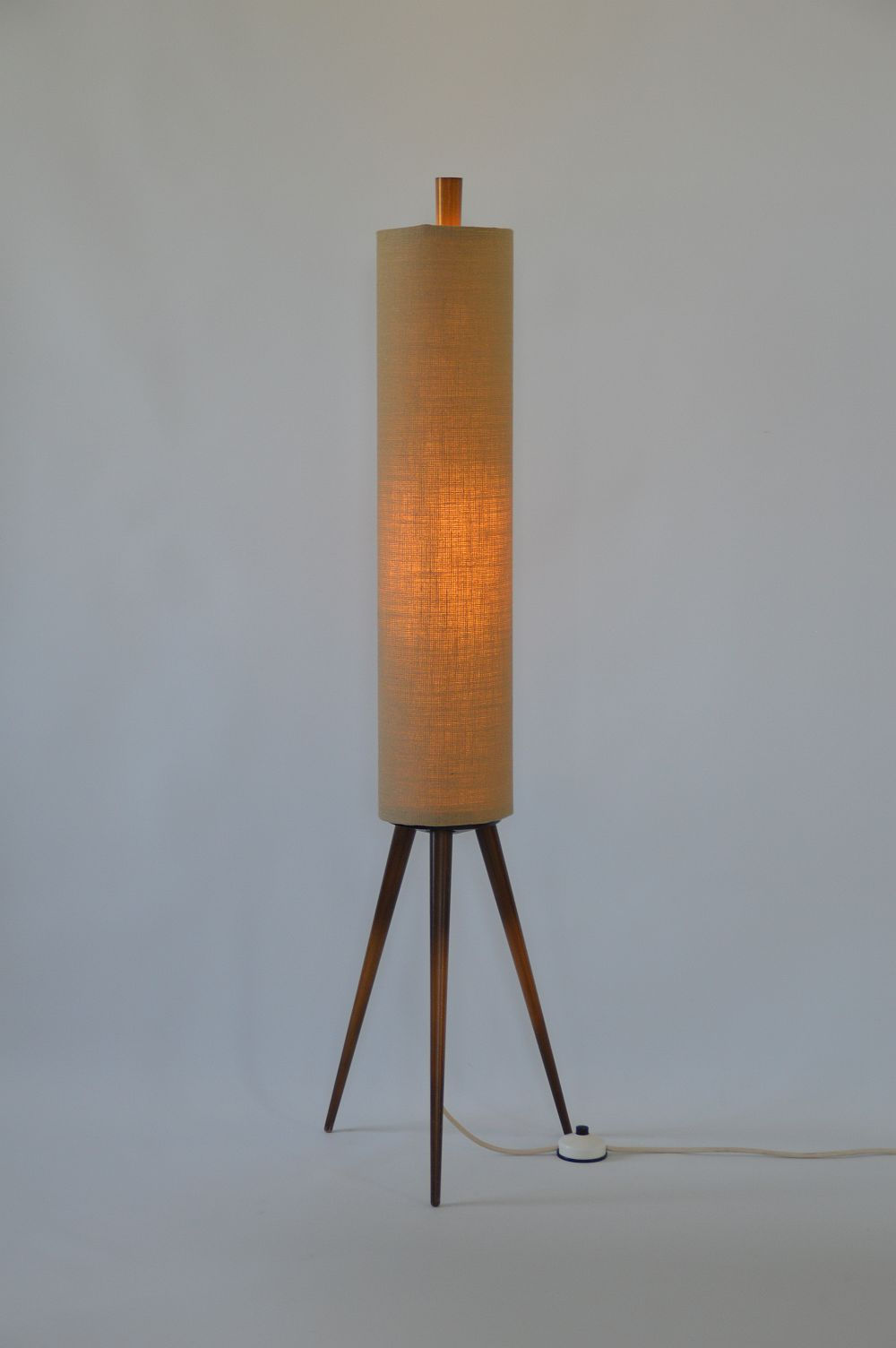 Vintage rocket lamp met houten 3-poot uit de jaren '60