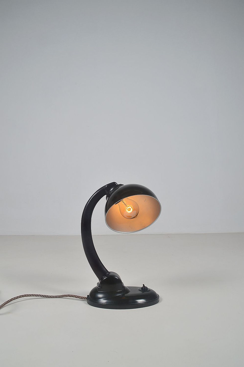 Thumbnail: Bakeliet lamp '11126' ontworpen door Eric Kirkman Cole, jaren '30