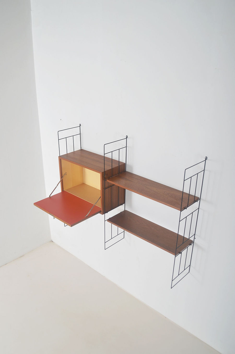 Wandrek met wandkast en 2 planken, jaren '60