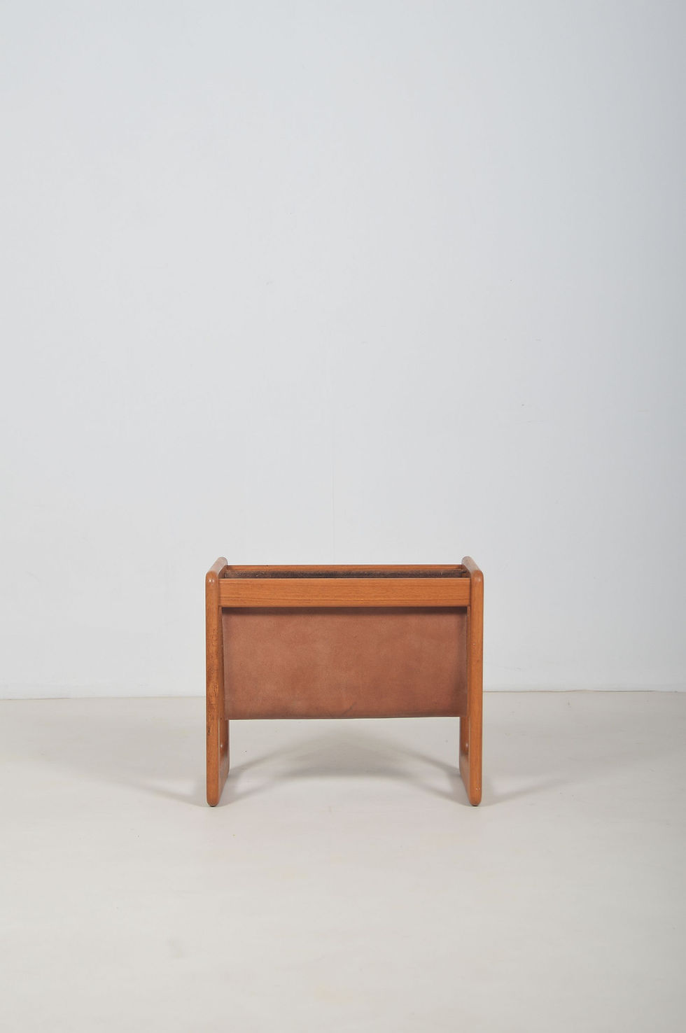 Thumbnail: Deense magazinehouder in teak en leer van Vildbjerg Møbelfabrik, jaren '60