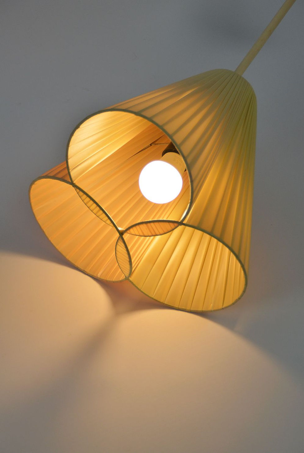 Thumbnail: Leuk gevormde plissé hanglamp, jaren '50