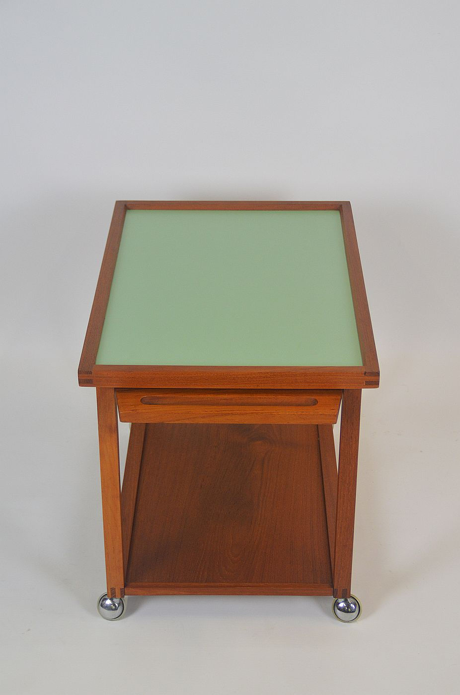 Thumbnail: Houten trolley met afneembaar formica bovenblad, jaren '60