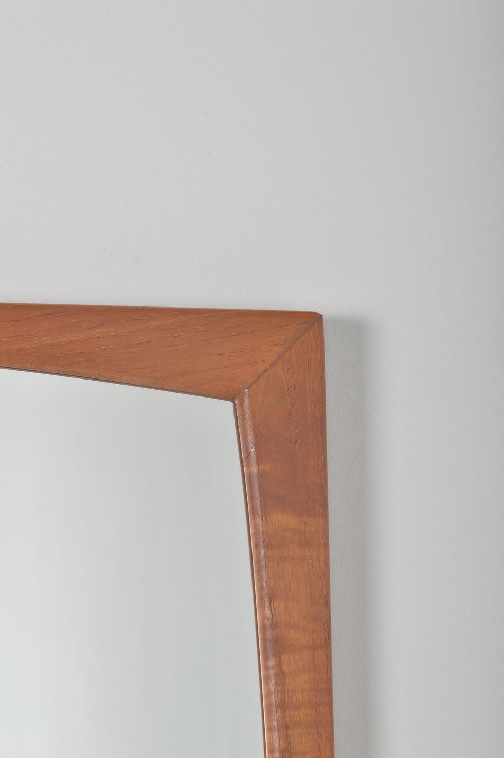 Thumbnail: Deense spiegel model 105 ontworpen door Aksel Kjersgaard, jaren '60