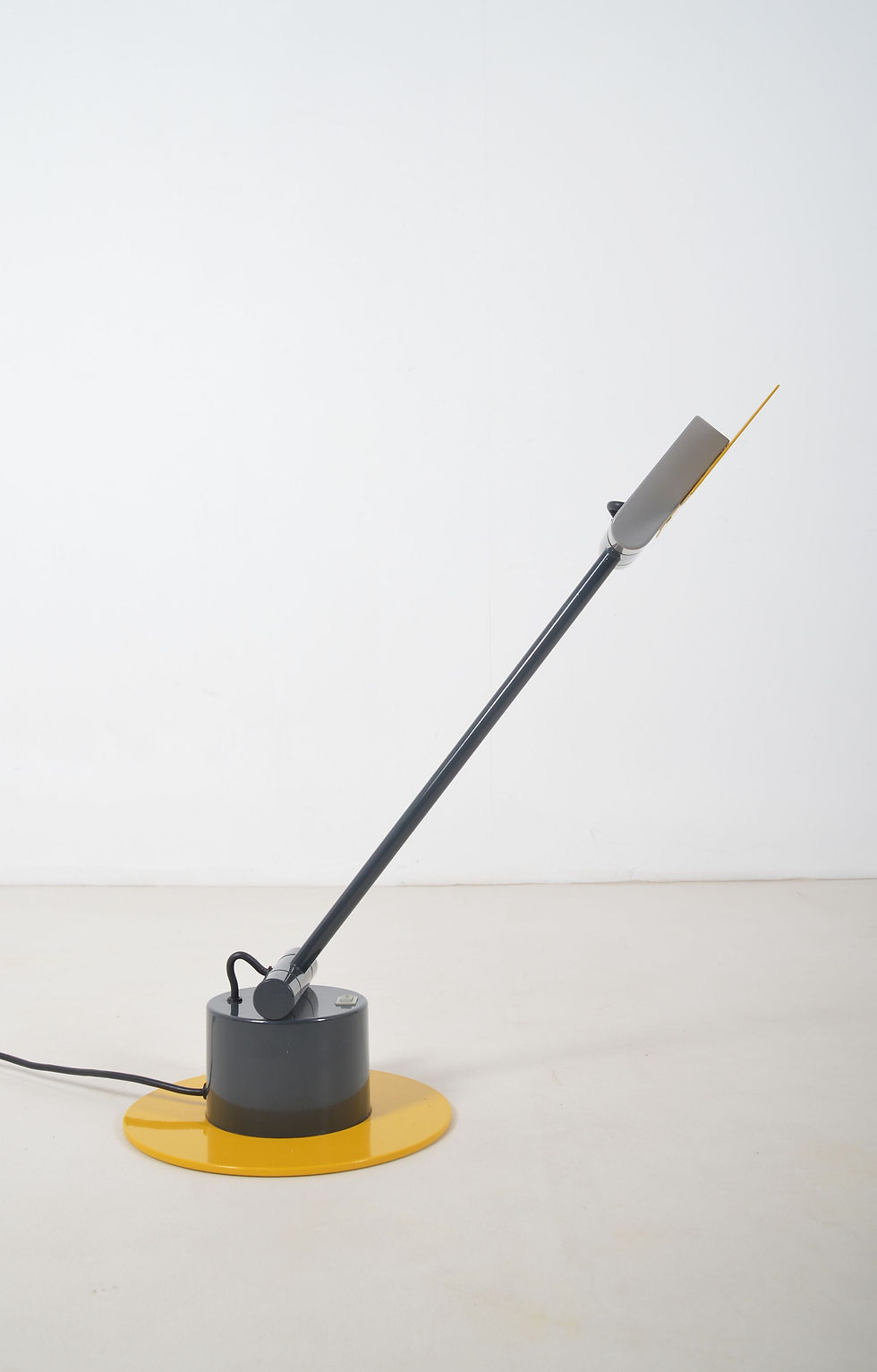 Thumbnail: Aero lamp ontworpen door Ettore Sottsass voor Bieffeplast, jaren '80
